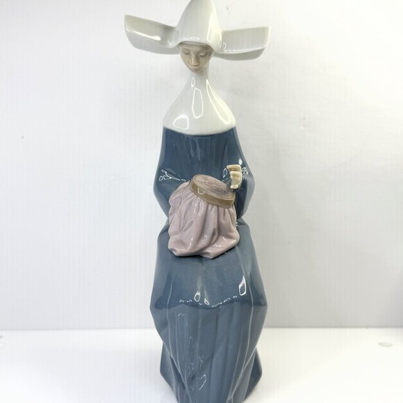 Vintage LLADRO Time to Sew Blue Figurine Nun Sewing 5501 Jose Puche A866